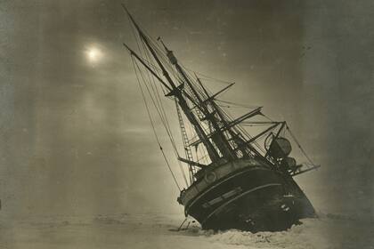 El 'Endurance' inclinado hacia un lado durante la Expedición Imperial Transantártica, 1914-17, dirigida por Ernest Shackleton. (Foto de Frank Hurley/Scott Polar Research Institute, Universidad de Cambridge/Getty Images)