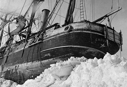 El Endurance, ya atrapado por los hielos.