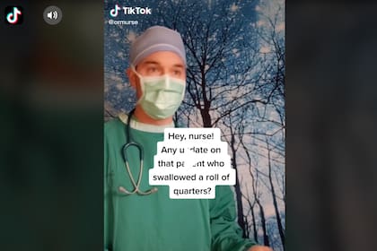 El enfermero de St. Louis, Joel Hentrich, se toma unas horas por semana para planear sus videos de Tik Tok sobre el coronavirus