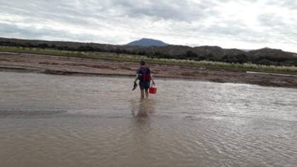 El enfermero Genaro Cardozo, del hospital de Angastaco, Salta, en una de las salidas a vacunar en abril contra la gripe a mayores de 65 durante la pandemia de Covid-19