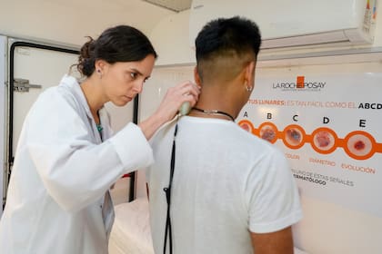 El enfoque educativo del programa se basa en tres premisas: visitar al dermatólogo como mínimo una vez al año; usar el método de detección de lunares "ABCDE" y aplicar protector solar todos los días del año.