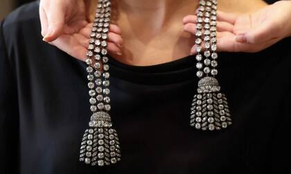 El enigmático collar del siglo XVIII, compuesto por alrededor de 300 diamantes, algunos de los cuales podrían haber sido extraídos de una joya que influyó en el destino de la reina María Antonieta, será puesto a la venta en noviembre (AFP)