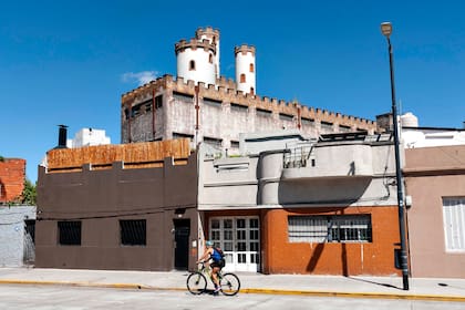 El enigmático inmueble, visto desde la avenida Juan. B Justo