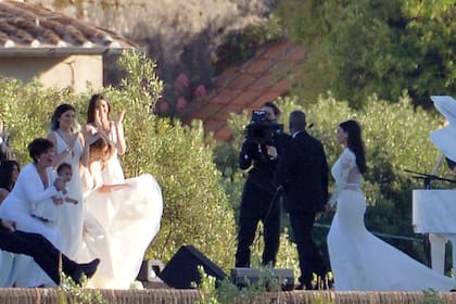 El enlace contó con la participación del tenor italiano, Andrea Bocelli, quien interpretó en un blanco piano de cola Con te partirò. Kourtney, Khloe, Kendall y Kylie Kardashian fueron las damas de honor de su hermana.