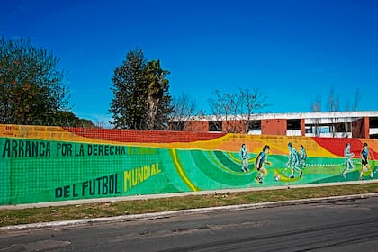 El enorme mural de más de una cuadra de largo se encuentra sobre la calle Monseñor Enrique Angelleli, frente al Estadio Nuevo Francisco Urbano de Deportivo Morón