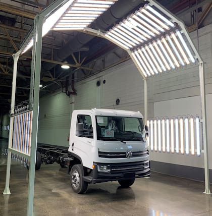 El ensamble del primer camión Delivery 11.180 en Córdoba da muestra de los avances del acuerdo anunciado por el Grupo para iniciar la producción de cinco modelos de la marca en el país a partir de 2024. 