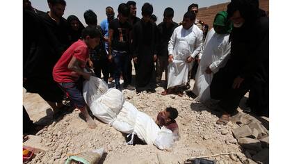 El entierro de un cuerpo en el cementerio Wadi al-Salam