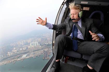El entonces alcalde de Londres, Boris Johnson, durante un paseo en helicóptero sobre Hong Kong, el jueves 17 de octubre de 2013.
