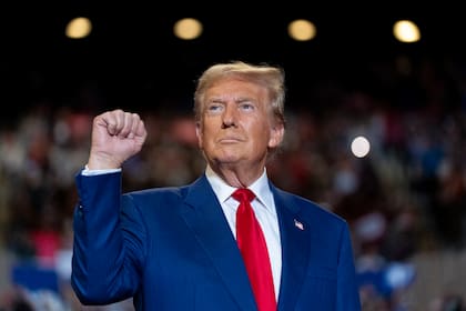 El entonces candidato presidencial republicano, el expresidente Donald Trump, cierra un puño a su llegada a un mitin de campaña en el Nassau Coliseum, el miércoles 18 de septiembre de 2024, en Uniondale, Nueva York (AP Foto/Alex Brandon)