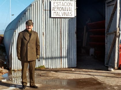 El entonces capitán de corbeta Norberto Ulises Pereiro comandante de la Segunda Esc. De Sostén Logístico y Móvil frente a la Estación Aeronaval Malvinas adyacente al aeropuerto de las islas durante abril de 1982. (Gentileza Contraalmirante VGM (R) Luis Alberto De Vincenti).