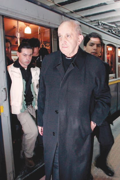 El entonces cardenal Jorge Mario Bergoglio participando de la Homilia por el 25 de mayo en Plaza Miserere y Plaza de Mayo