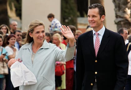 El entonces duque de Palma, Iñaki Urdangarin, y la princesa Cristina de Borbón con su hija Irene, en Barcelona, el 8 de junio de 2005. (AP/Manu Fernandez)