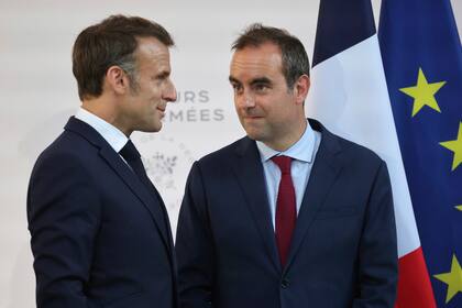 El entonces ministro de defensa francés Sebastien Lecornu y el presidente francés, Emmanuel Macron, en París el 13 de julio del 2025