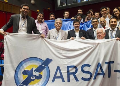 El entonces ministro De Vido, con personal de Arsat en Guyana, en septiembre