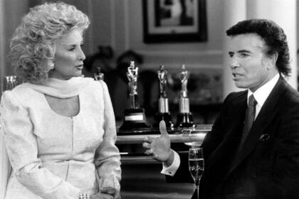 El entonces presidente Carlos Saúl Menem almorzando con Mirtha Legrand en los estudios de Canal 9.