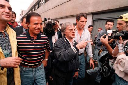 El entonces presidente Carlos Saúl Menem, Bernie Eccleston y Felipe Magog en el autódromo de Buenos Aires, abril de 1995
