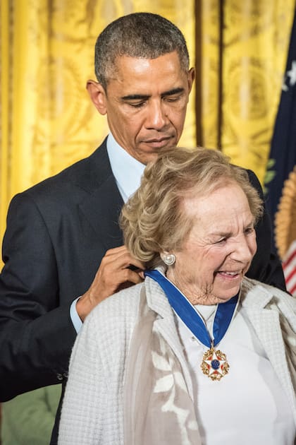 El entonces presidente de Estados Unidos, Barack Obama, le entrega la Medalla Presidencial de la Libertad durante un acto celebrado en el Salón Este de la Casa Blanca, el 24 de noviembre de 2014
