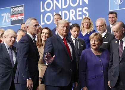 El entonces presidente de Estados Unidos, Donald Trump, en el centro, hace gestos mientras baja del podio después de una fotografía grupal en una reunión de líderes de la OTAN en el hotel y resort The Grove en Watford, Hertfordshire, Inglaterra, el miércoles 4 de diciembre de 2019.