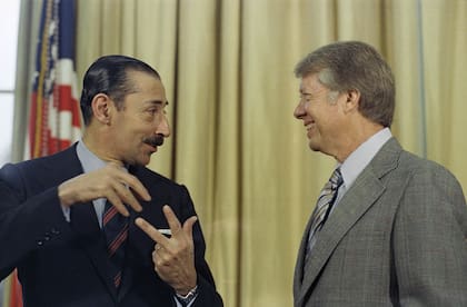 El entonces presidente estadounidense Jimmy Carter conversa con Jorge R. Videla, en una reunión en la Casa Blanca, en Washington, el 9 de septiembre de 1977; Carter tomó severas restricciones y sanciones con la Argentina durante la dictadura militar