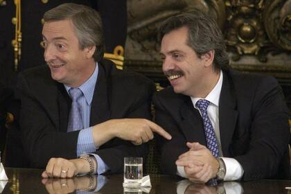 El entonces presidente Néstor Kirchner junto a su Jefe de Gabinete, Alberto Fernández, al anunciar el Fondo Fiduciario del gas, en abril de 2004
