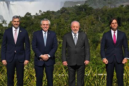 El entonces presidente paraguayo Mario Abdo Benítez, Alberto Fernández, Luiz Inácio Lula da Silva y el uruguayo Luis Lacalle Pou posan para la foto de familia durante la Cumbre de Jefes de Estado del Mecosur en Iguazú