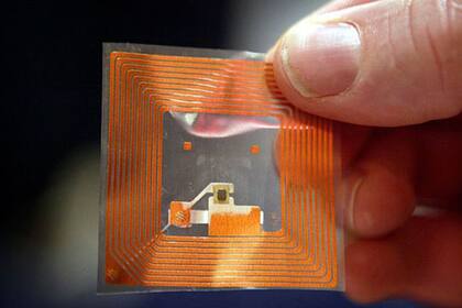 Lo que fue todo un aparato de RFID se convirtió en etiquetas, que se fueron haciendo más pequeñas y se filtraron por todas partes
