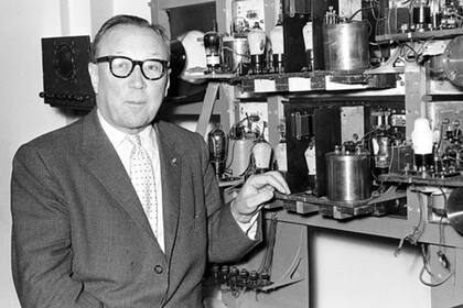 Sir Robert Alexander Watson-Watt (1892-1973) con el aparato que desarrolló para detectar ecos de radio reflejados de aviones enemigos. Su trabajo resultó en una red de receptores de radio a lo largo de la costa este de Inglaterra que permitió a la RAF desplegar con éxito sus aviones contra bombarder