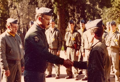 El entonces primer teniente Carlos Varela felicita al alférez Marcelo Moroni luego de convertirse en piloto de A-4B Skyhawk.  Ambos tomarían parte en el ataque al cuartel del Brigadier Thompson. (Gentileza de Marcelo Moroni).