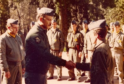 El entonces primer teniente Carlos Varela felicita al alférez Marcelo Moroni luego de convertirse en piloto de A-4B Skyhawk. Ambos tomarían parte en el ataque al cuartel del Brigadier Thompson. (Gentileza de Marcelo Moroni).