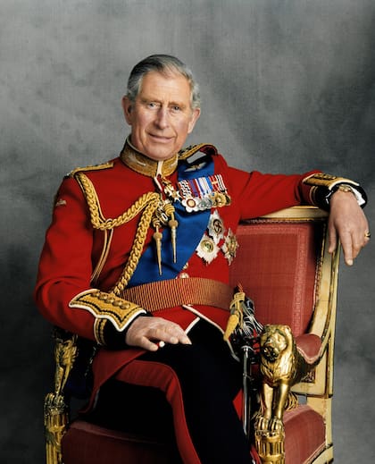 El entonces príncipe de Gales posa para un retrato oficial con motivo de su 60 cumpleaños. La foto fue tomada el 13 de noviembre de 2008, en Londres.