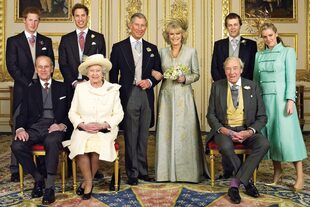 El entonces príncipe de Gales y la duquesa de Cornwall posan junto a sus familias en el White Drawing Room del castillo de Windsor para la foto oficial de la boda, la segunda para los dos, en 2005.