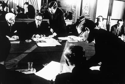 El entonces secretario de Estado de EE.UU., Henry Kissinger, y el político y general norvietnamita Le Duc Tho firmaron en París el tratado que puso fin a la guerra de Vietnam