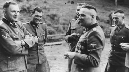 Bajo el seudónimo Fritz Ullmann, Mengele (segundo de izquierda a derecha) trabajó durante cuatro años en un campo de cultivo de papa en el sur de Alemania antes de huir a Argentina 
