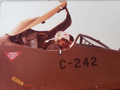 El entonces Teniente Daniel Eduardo Gálvez en su Skyhawk A-4B, líder de la escuadrilla Mastín que realizo su ataque con bombas sobre el buque RFA Sir Tristam (L3505) impactándolo de lleno junto al Alférez Hugo Gomez. (Cortesía Comodoro (RE) VGM Daniel Eduardo Gálvez).