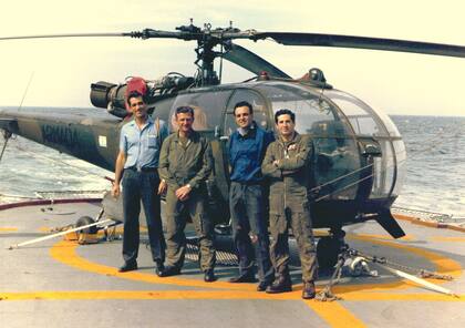 El entonces teniente de corbeta Miguel Fajre, primero por la derecha, posa frente a la cabina de un Alouette durante la guerra de Malvinas en mayo 1982 a bordo del destructor Clase 42 Hércules de la Armada Argentina. (Gentileza Miguel Fajre).