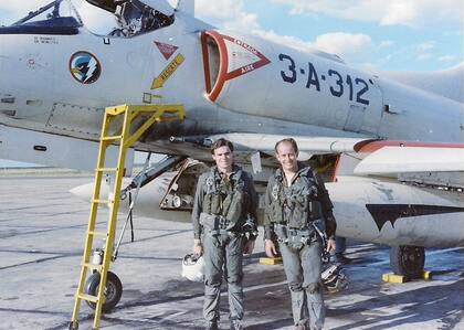 El entonces Teniente de Navío Roberto Sylvester (derecha) poco antes de desatarse el conflicto de 1982 junto al Skyhawk A-4Q (3-A-312) que participó en el ataque a la fragata británica HMS Ardent. (Gentileza Roberto Sylvester).