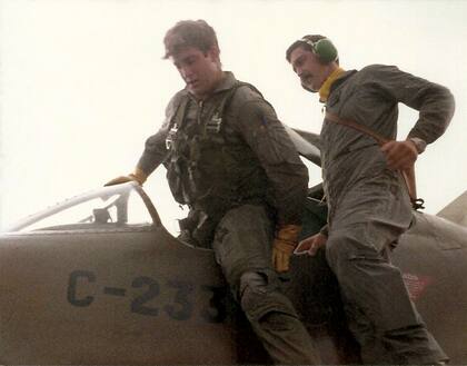 El entonces teniente Mario Nivoli, con sordinas en sus oídos, asiste al alférez Jorge "Bam Bam" Barrionuevo antes de un vuelo de adiestramiento en un Skyhawk A-4B. La imagen fue tomada en los días previos al conflicto armado de 1982. (Jorge Barrionuevo).