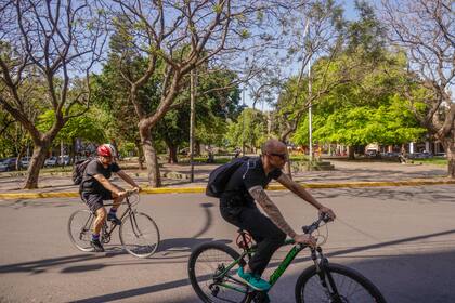 El entramado de calles, diagonales y trazas circulares le dan un toque mágico al barrio para recorrerlo en bicicleta como hacen vecinos y turistas
