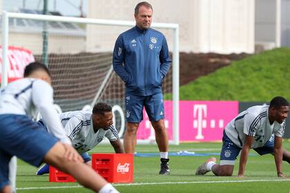 Metódico, Hansi Flick observa cómo sus jugadores de Bayern Munich realizan ejercicios físicos. El DT de los bávaros es fundamental en el éxito del equipo.