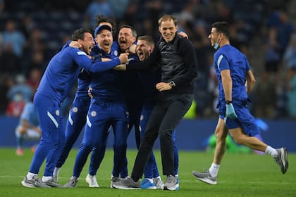 El entrenador alemán Thomas Tuchel festeja con sus ayudantes el título en la Champions League, tras vencer por 1-0 a Manchester City en Oporto (Portugal).