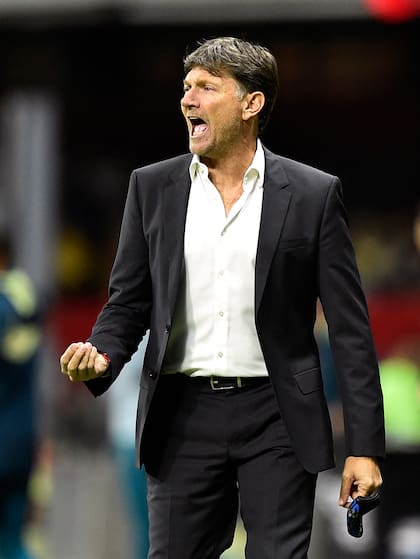 El entrenador argentino de Querétaro, Hernán Cristante, reacciona durante su partido de fútbol del torneo Clausura 2022 de México contra América en el estadio Azteca de la Ciudad de México el 1 de marzo de 2022.