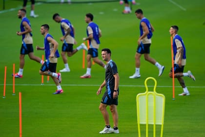 El entrenador argentino Lionel Scaloni analiza la posibilidad de no contar con Lionel Messi