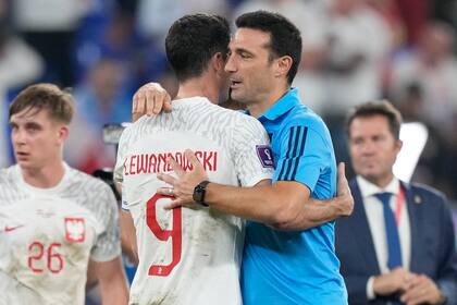 El entrenador argentino Lionel Scaloni saluda al delantero polaco Robert Lewandowski