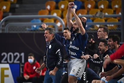 El DT Manolo Cadenas, el arquero Juan Bar, Lucas Moscariello, Sebastián Simonet y el resto del banco argentino festejan un gol en la histórica victoria sobre Croacia en el Mundial Egipto 2021.