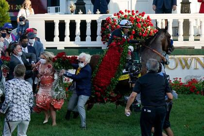 Authentic se asustó cuando le pusieron las tradicionales rosas y el entrenador Bob Baffert terminó en el suelo, mientras John Velázquez intentaba controlar al ganador del Kentucky Derby