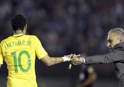 El entrenador brasileño, Tite, saluda a Neymar, la figura de la goleada en el estadio Centenario