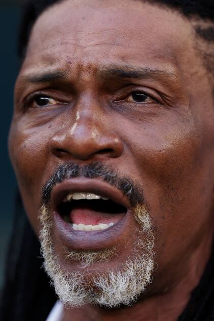 El entrenador camerunés Rigobert Song se emocionó al cantar el himno durante el encuentro entre Suiza y Camerún en el estadio Al Janoub