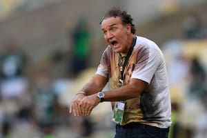 El entrenador Cuca del Santos de Brasil hace gestos a sus jugadores durante la final de la Copa Libertadores contra el Palmeiras de Brasil en el estadio Maracaná de Río de Janeiro, Brasil, el sábado 30 de enero de 2021