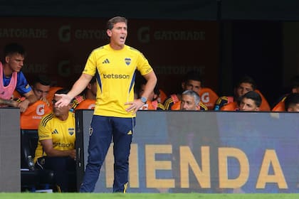 El entrenador de Boca, Claudio Úbeda, está en el ojo de la tormenta por el rendimiento de su equipo como visitante
