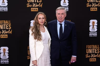 El entrenador de Brasil, Carlo Ancelotti, con su esposa, al llegar al sorteo